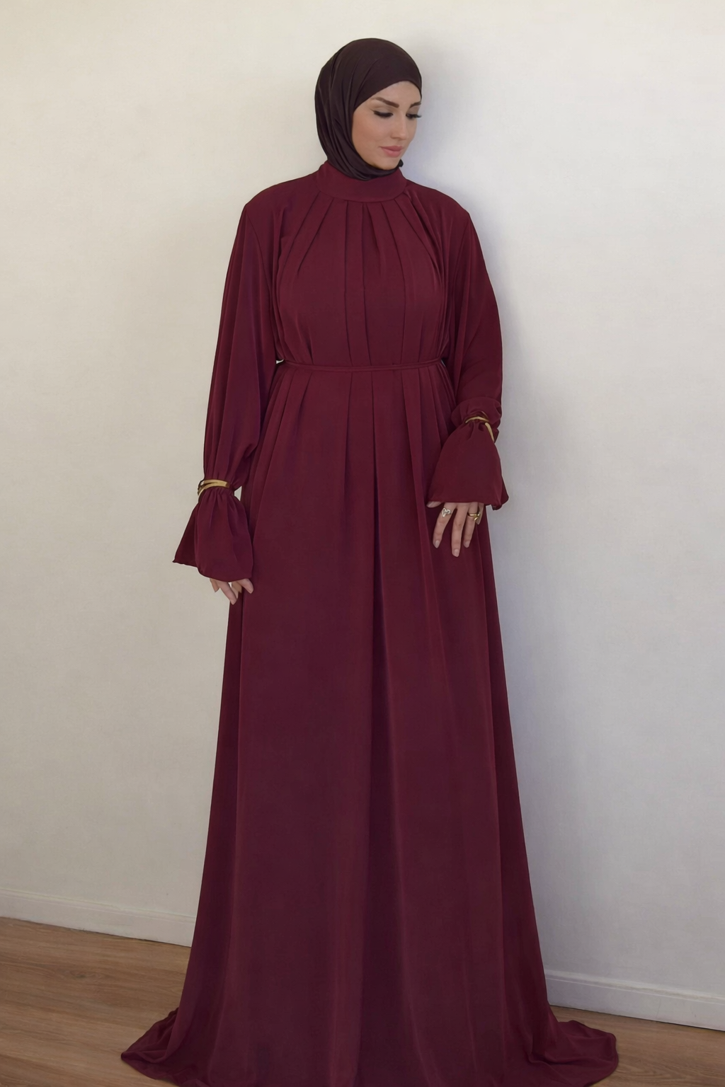 Eid Abaya met goude armbanden✨