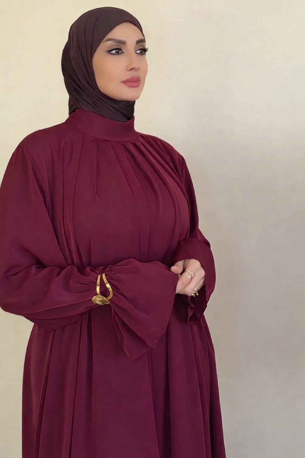 Eid Abaya met goude armbanden✨