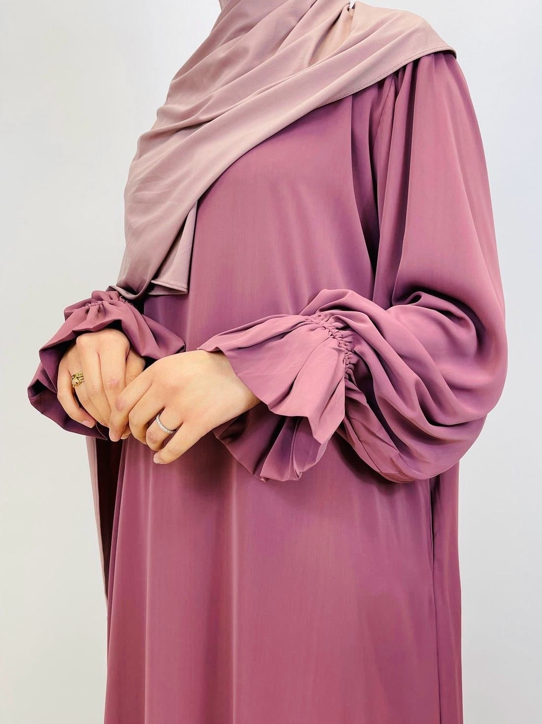 Zachte abaya met elegante mouwen 💫